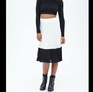 Forever 21 White and Black Midi Skirt
